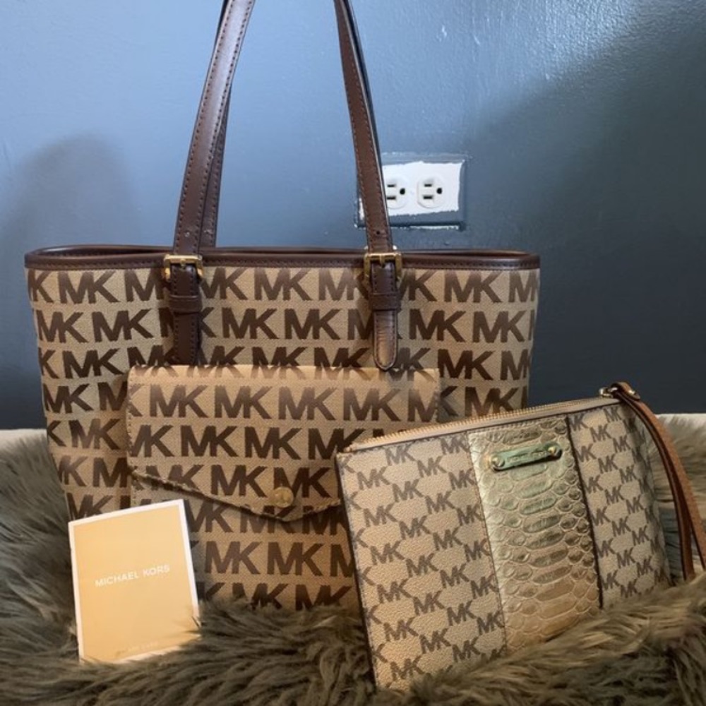 MK HAND BAG AND WRISTLET